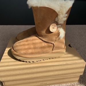 ✨Girls Bailey button UGG✨